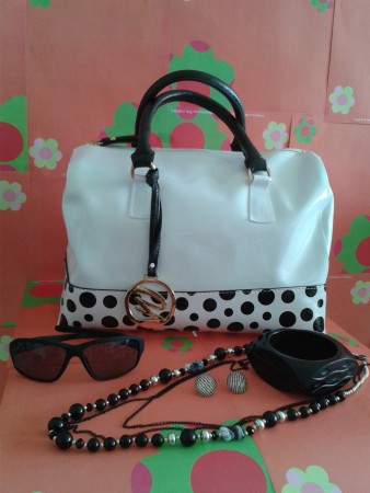 Cartera Tipo Baul Blanca de Lunares Negros