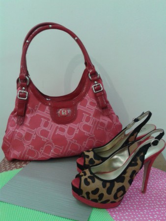 Cartera Original Paris Hilton Rojo Pasion y Zapatos Guess Animal Print